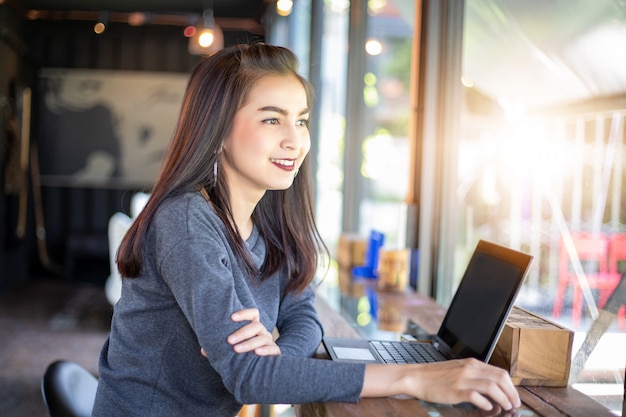 Donne asiatiche di affari che utilizzano funzionamento del taccuino e discussione del contratto importante all'ufficio