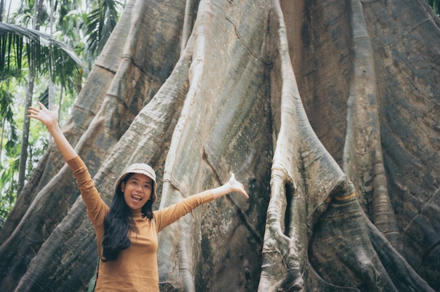 Donne asiatiche e grande albero, concetto di collegamento della natura