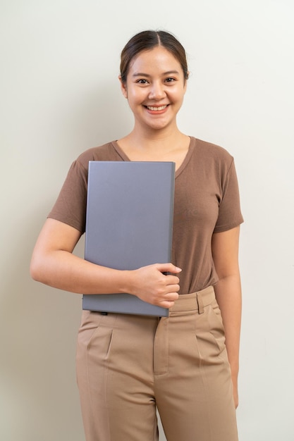 Donne asiatiche felici con il computer portatile Lavoro freelance da casa
