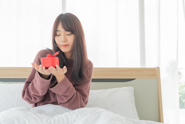 Donne asiatiche felici di ricevere una confezione regalo