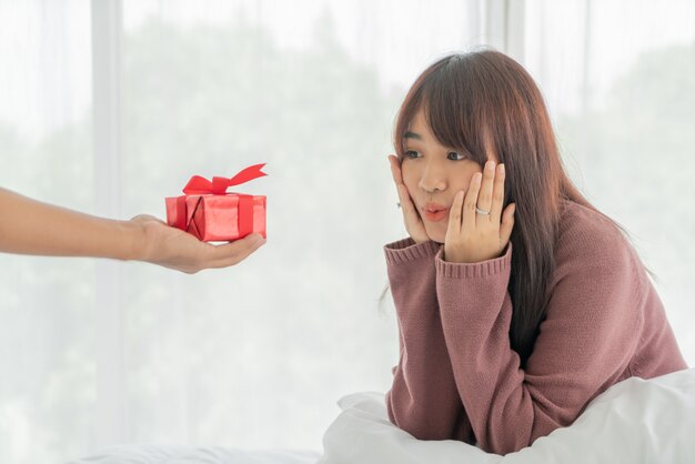 Donne asiatiche felici di ricevere una confezione regalo