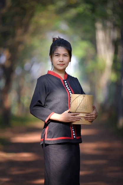 Donne asiatiche in costume nativo