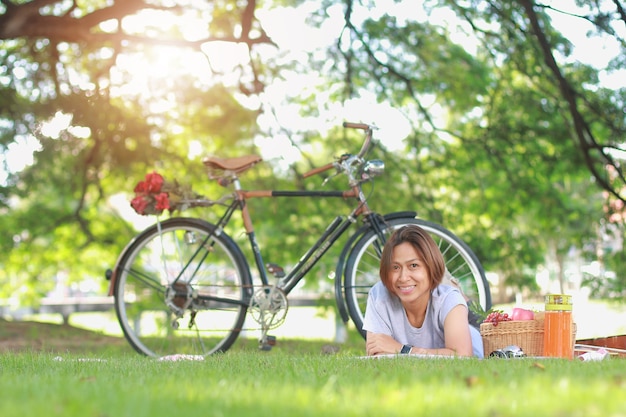 donne asiatiche nel concetto di relax del parco