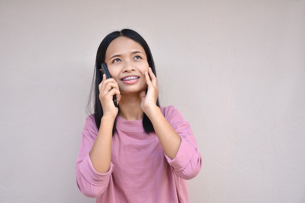 Donne asiatiche parlando al telefono