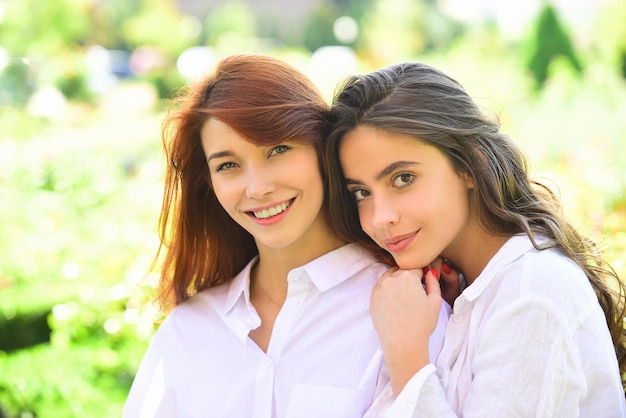 Donne bellezza femminile Concetto di amicizia della gente sorridente giovani donne che parlano all'aperto