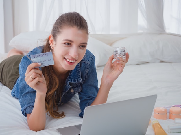 Donne che acquistano online con carta di credito