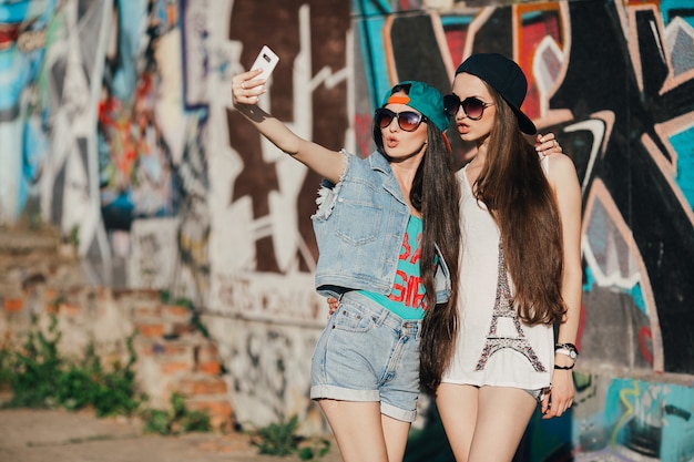 Donne che assumono selfie in strada