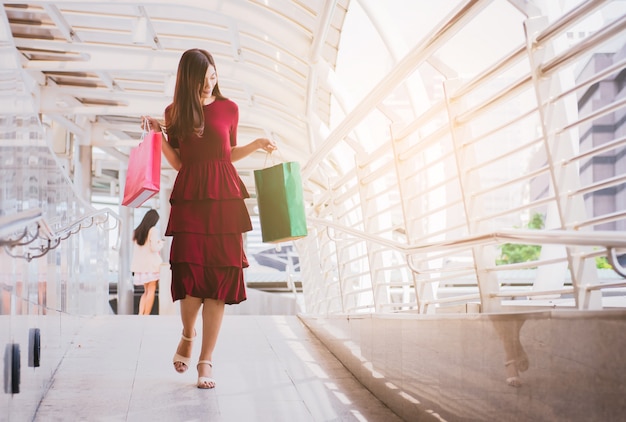 Donne che camminano allo shopping, alla vendita, al consumismo e al concetto di persone.