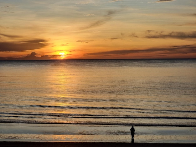 Donne che camminano sulla bellissima spiaggia con l'alba al mattino