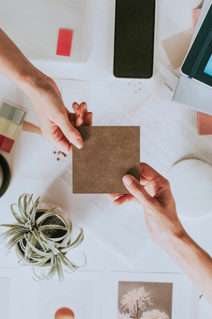 Donne che consegnano un foglio bianco in ufficio