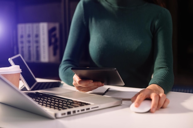 Donne che contano monete sulla calcolatrice prendendo dal salvadanaio mano che tiene la penna lavorando sulla calcolatrice per calcolare sulla scrivania circa il costo a casa officexA