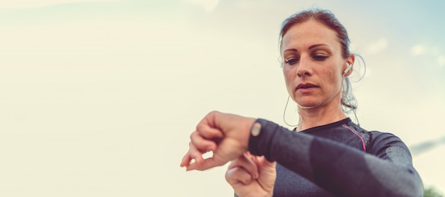 Donne che controllano il fitness tracker