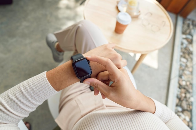 Donne che controllano smartwatch sulla sua mano