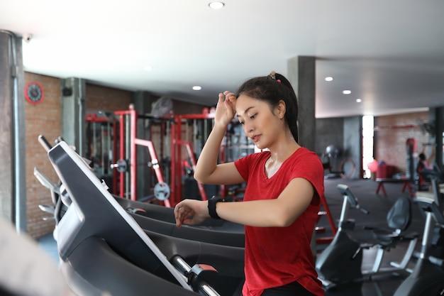 donne che corrono scarpe sportive in palestra mentre una giovane donna caucasica