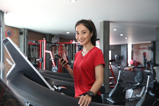 donne che corrono scarpe sportive in palestra mentre una giovane donna caucasica