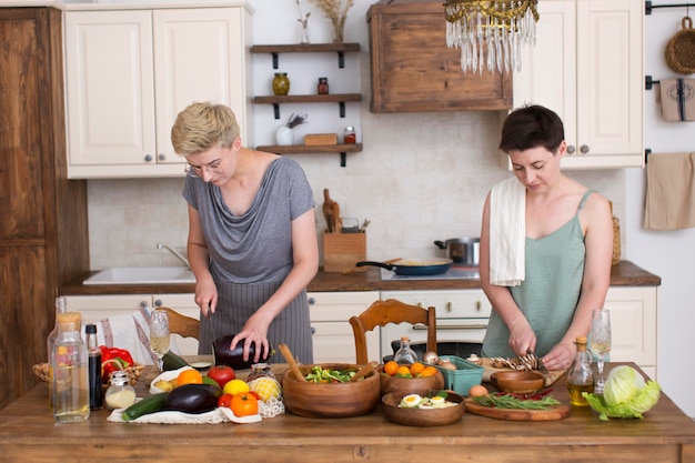 Donne che cucinano insieme a casa