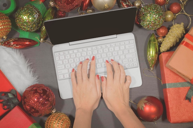 Donne che fanno acquisti online per il Natale