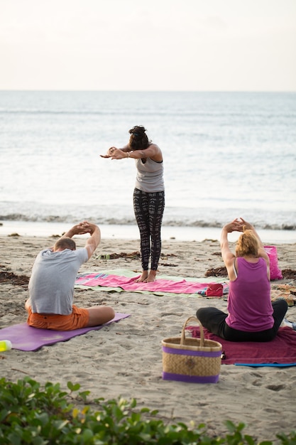 Donne che fanno esercizi di yoga o hanno sostenuto la posa del piccione