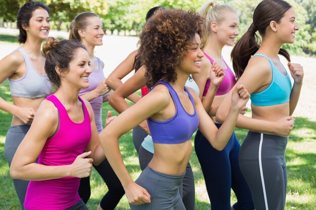 Donne che fanno jogging nel parco