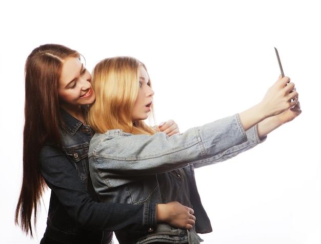 Donne che fanno un autoritratto con un tablet