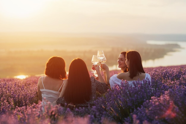 donne che fanno un bel picnic nel campo di lavanda