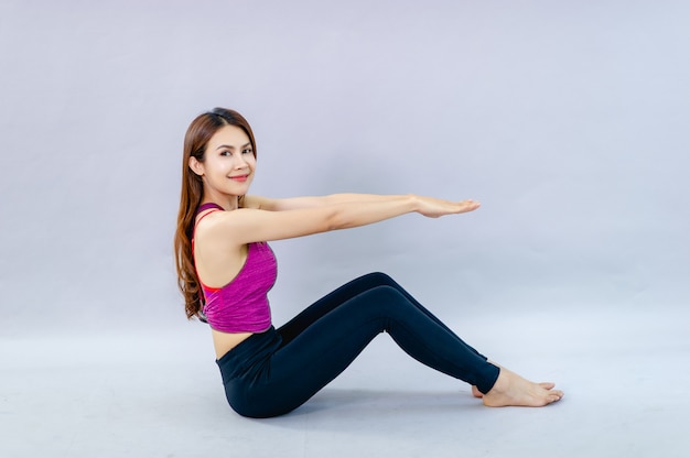 Donne che fanno yoga per la salute Esercizio in camera Concetto di assistenza sanitaria e buona forma