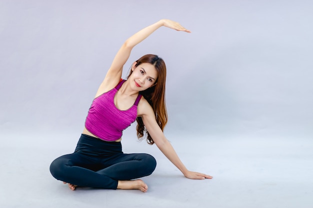 Donne che fanno yoga per la salute Esercizio in camera Concetto di assistenza sanitaria e buona forma