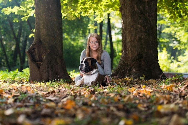 Donne che giocano con il cane