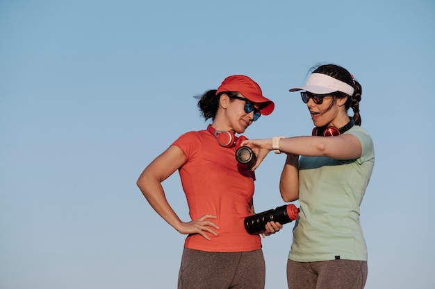 Donne che guardano l'orologio dopo l'allenamento