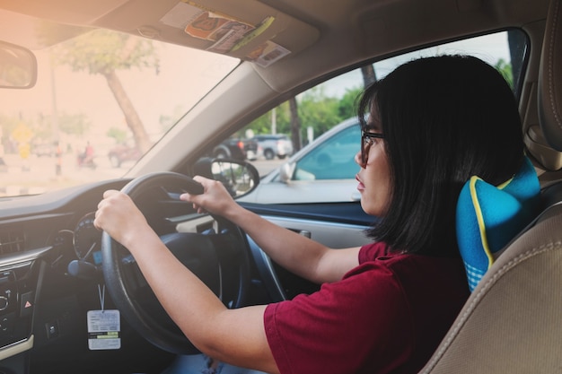 Donne che guidano le auto al lavoro