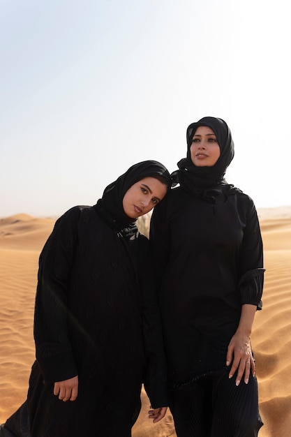 Donne che indossano l'hijab nel deserto