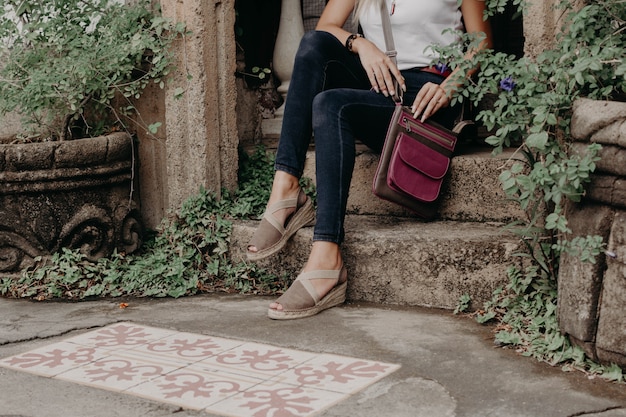 Donne che indossano sandali o scarpe con un portafoglio, una borsa e una borsa