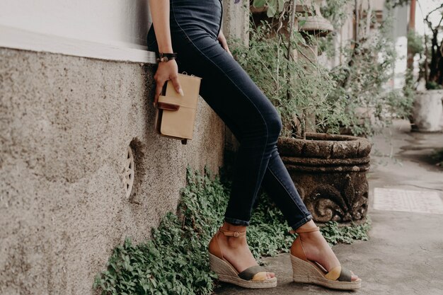 Donne che indossano sandali o scarpe con un portafoglio, una borsa e una borsa