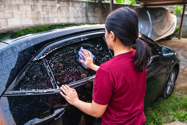 Donne che lavano automobili