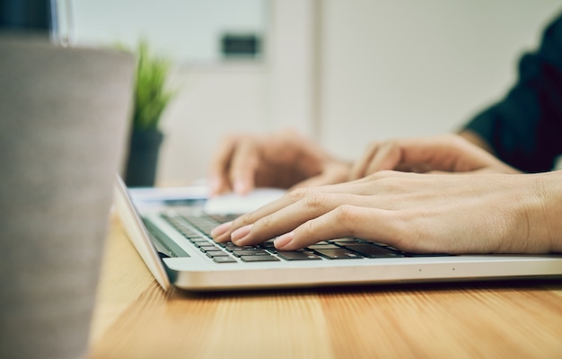 donne che lavorano al computer portatile sulla scrivania in legno