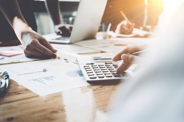 Donne che lavorano alla scrivania in ufficio