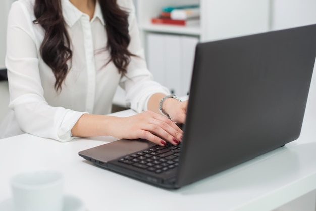 Donne che lavorano con il computer portatile sul posto di lavoro