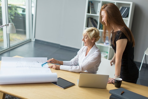 Donne che lavorano in ufficio