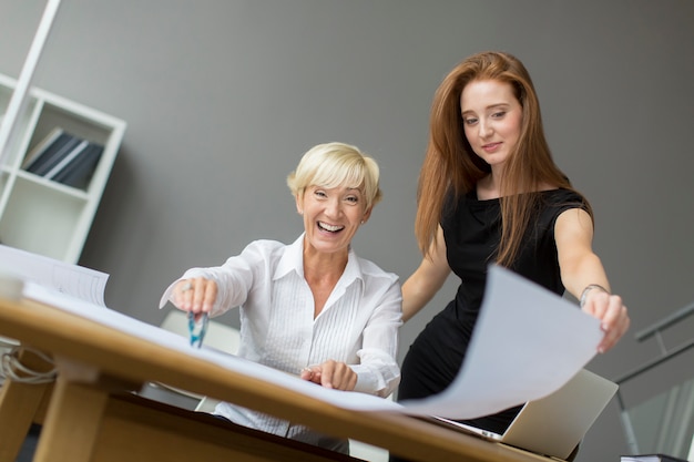 Donne che lavorano in ufficio