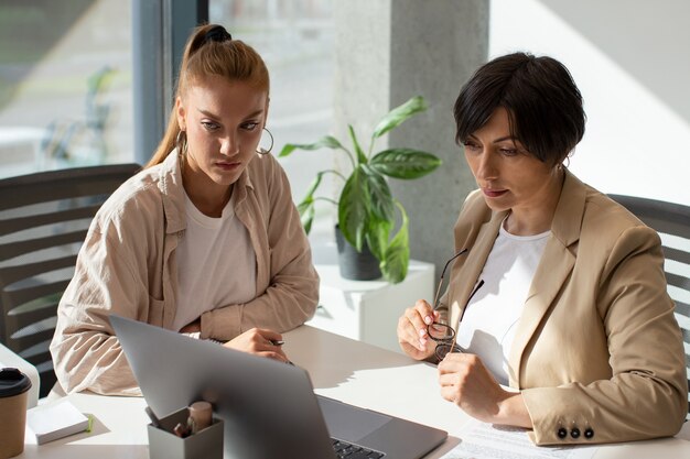 Donne che lavorano insieme a tiro medio