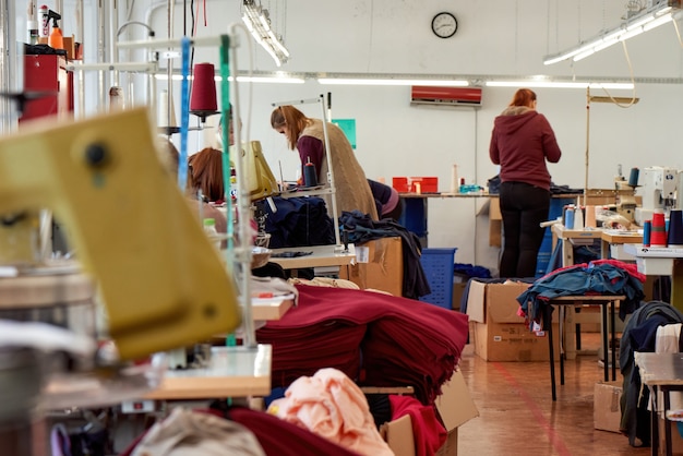 Donne che lavorano nella fabbrica tessile