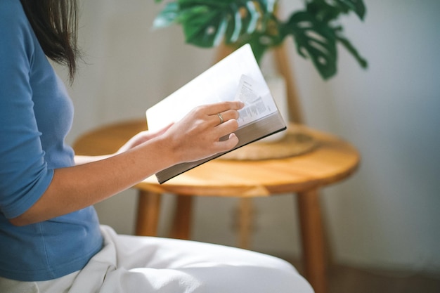 Donne che leggono il libro e si rilassano a casa e confortano davanti al libro aperto