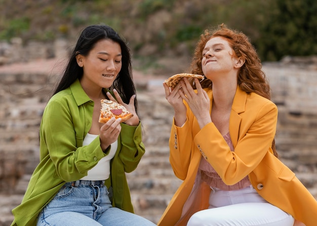 Donne che mangiano cibo di strada all'aperto