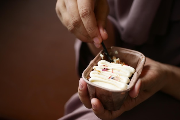 Donne che mangiano la torta di carote con un cucchiaio