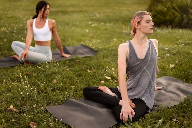 Donne che meditano in natura ad alto angolo