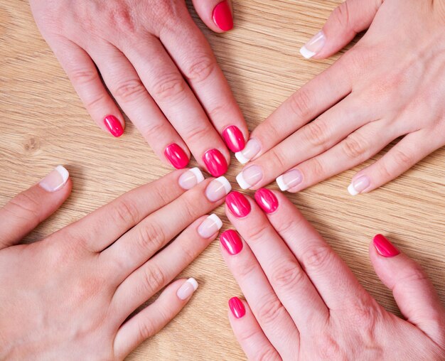 Donne che mostrano le sue belle unghie con il manicure