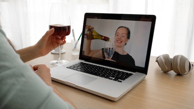 Donne che parlano in webcam con il vino