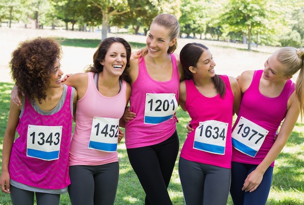 Donne che partecipano alla maratona per il cancro al seno