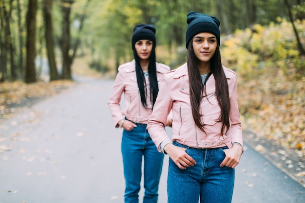 Donne che posano in autunno