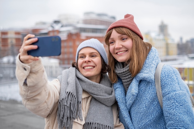 Donne che prendono selfie in strada